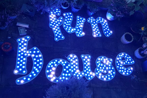 壹定发照明的娱光灯用在英国游乐装备展示